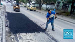 Superintendência Regional de Jacarepaguá realiza operação tapa buraco. 